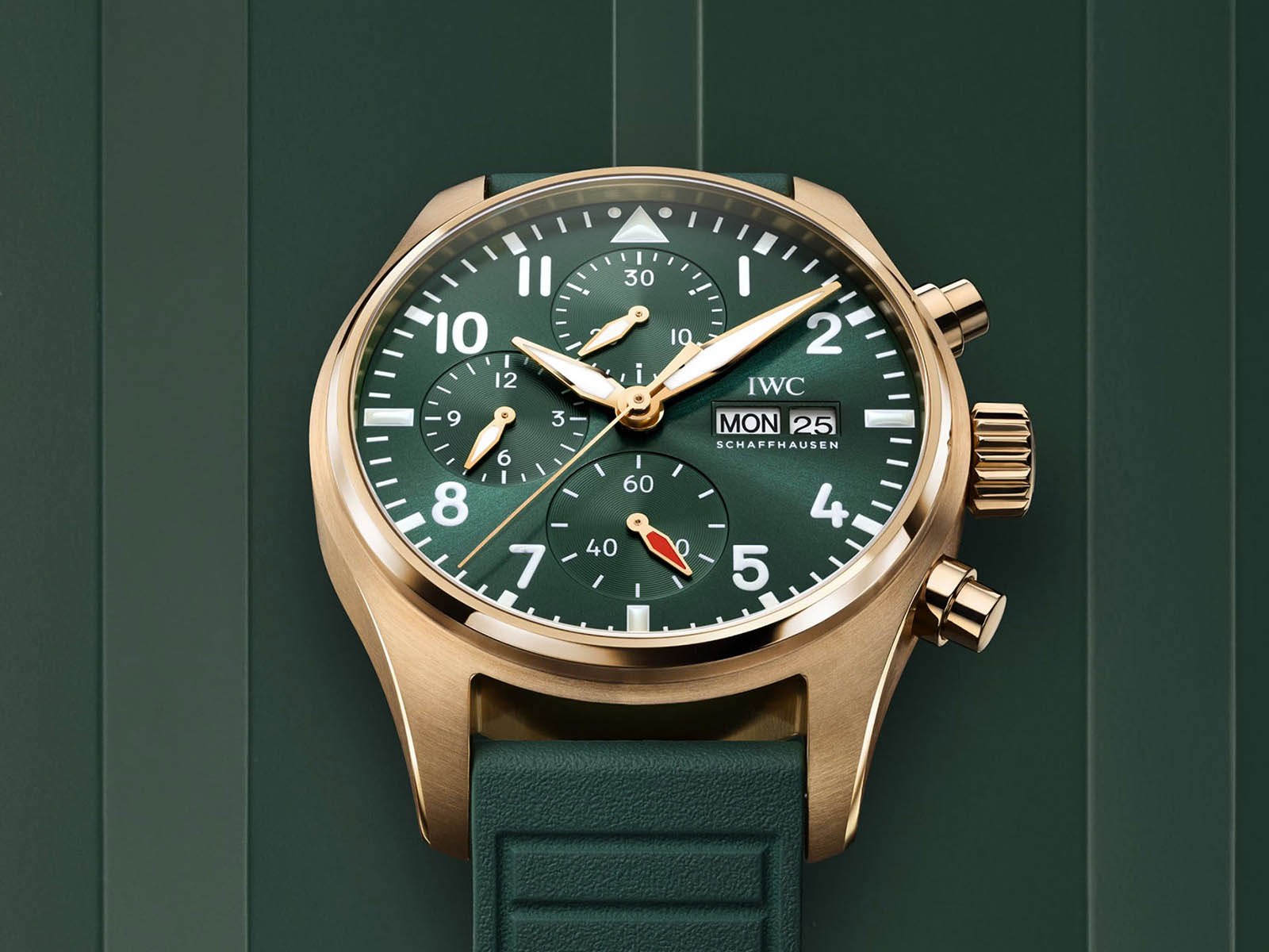 iwc-pilots-watch-chronograph-41-5-n-gold-green-1.jpg