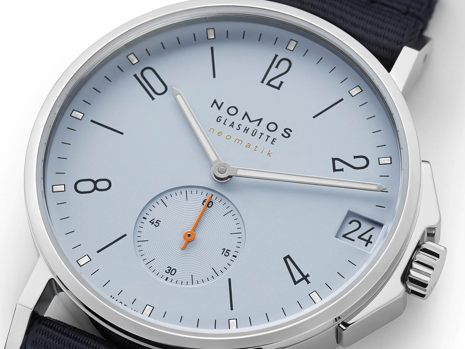 nomos-ahoi-neomatik-38-date-sand-sky-4.jpg