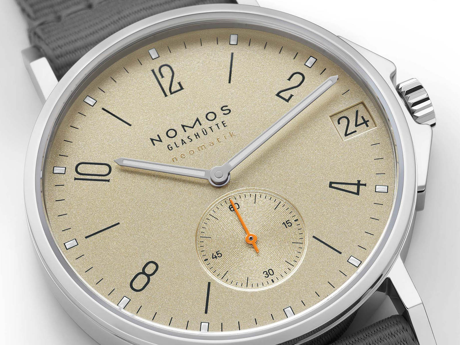 nomos-ahoi-neomatik-38-date-sand-sky-5.jpg