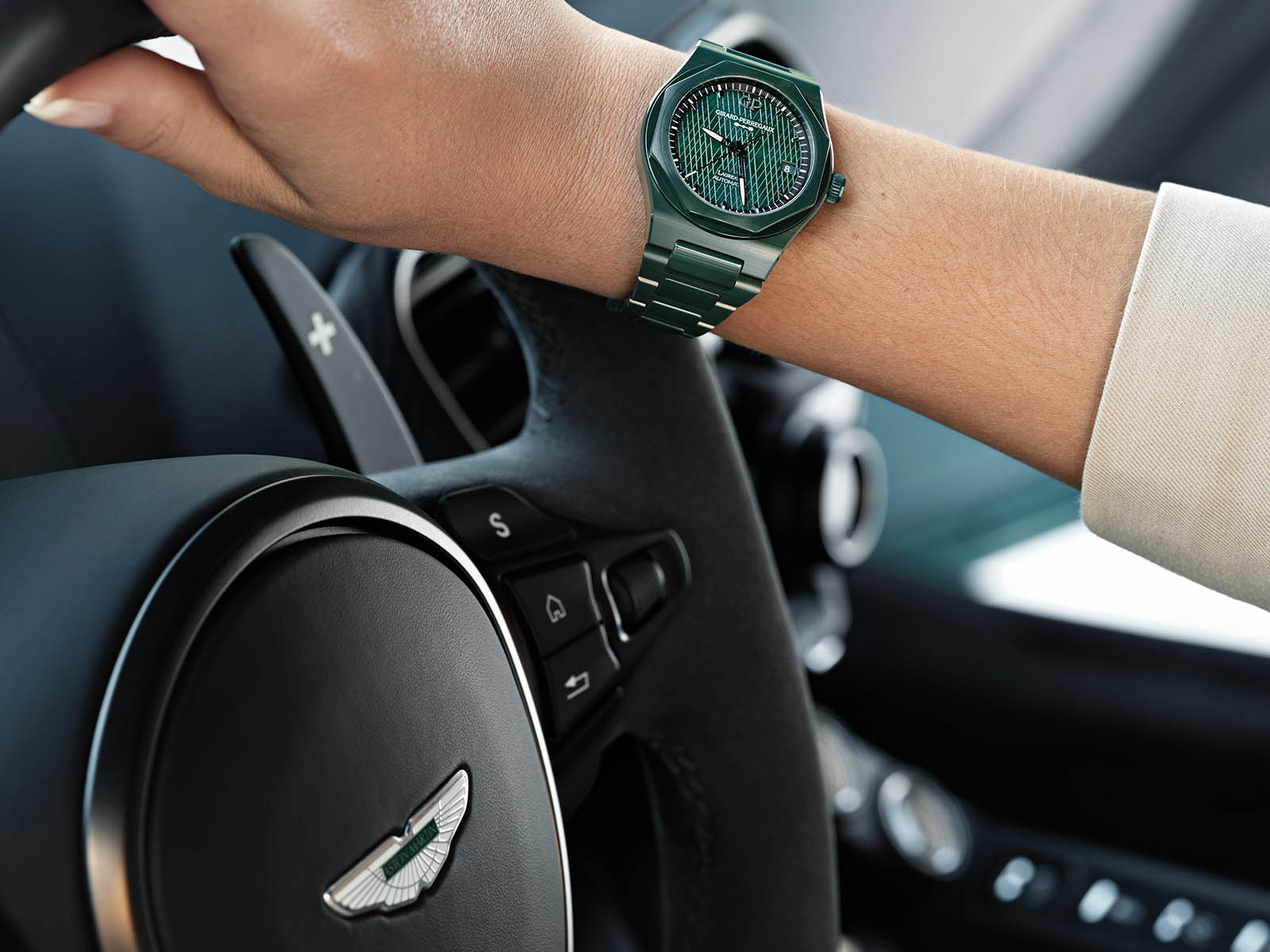 girard-perregaux-laureato-green-ceramic-aston-martin-edition-4.jpg