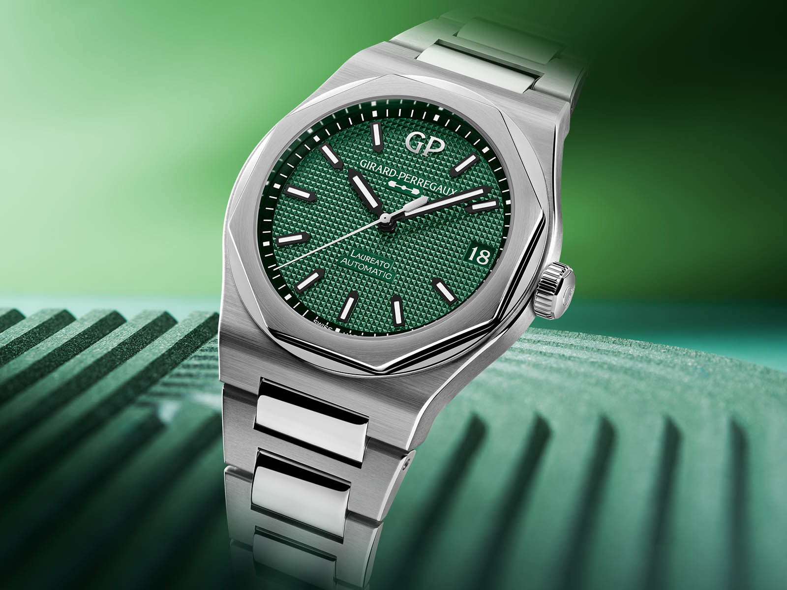 girard-perregaux-laureato-42-mm-green-2.jpg