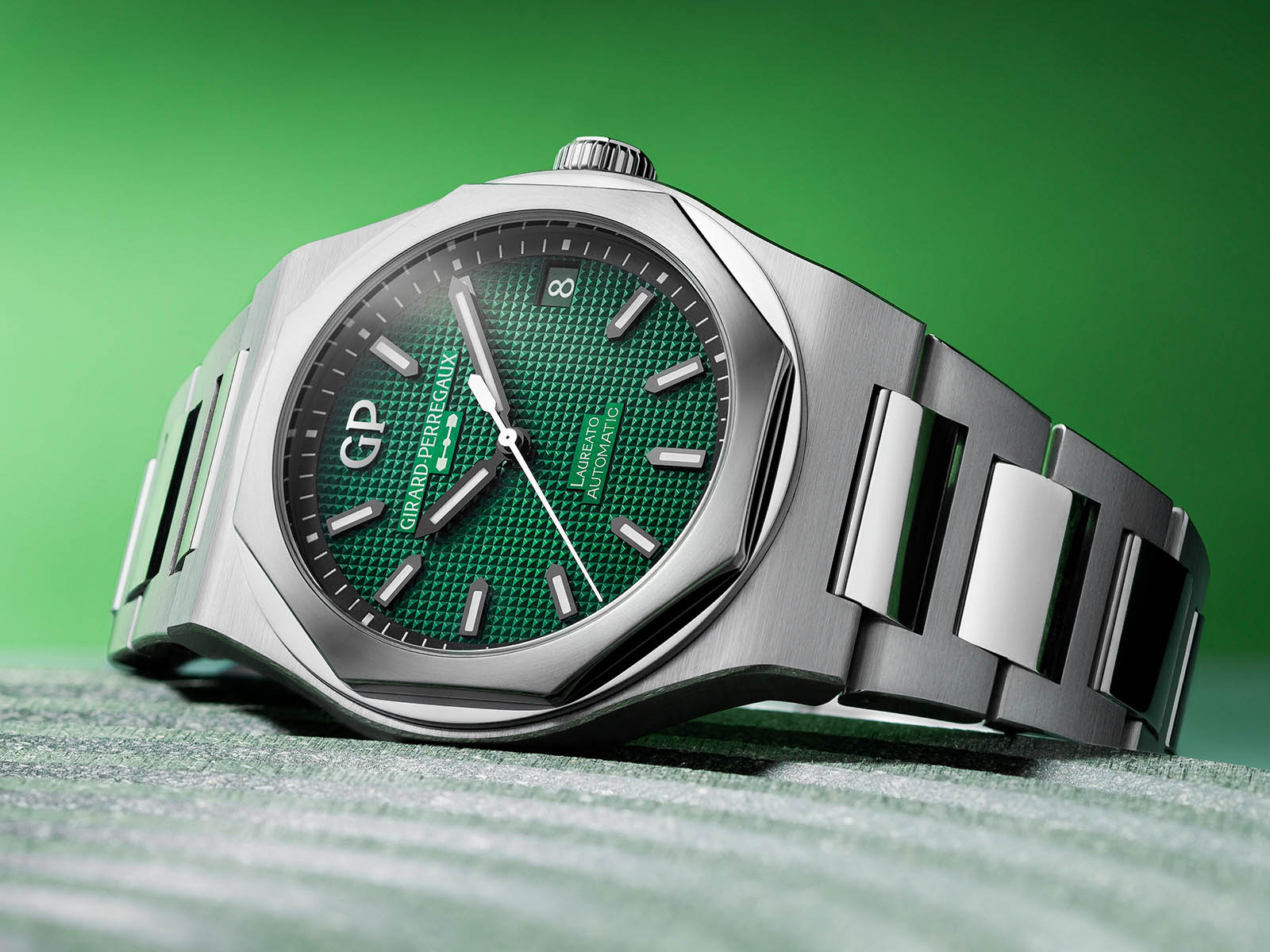 girard-perregaux-laureato-42-mm-green-3.jpg