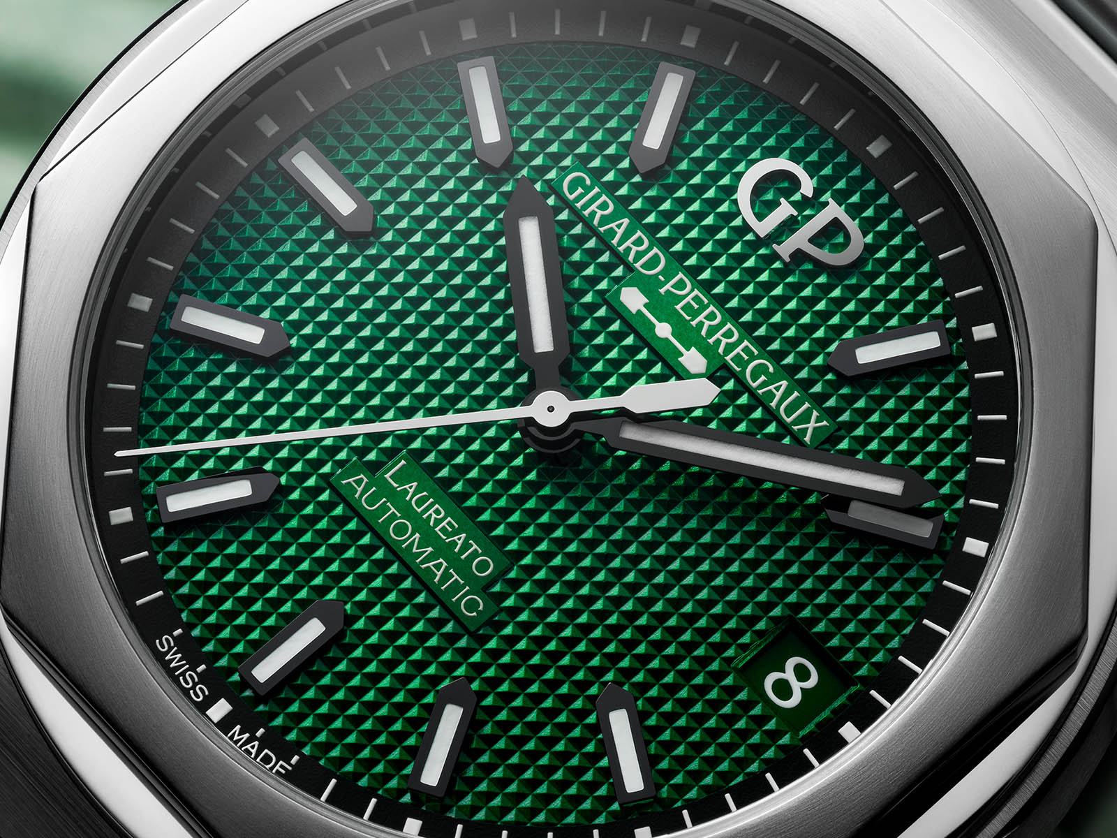 girard-perregaux-laureato-42-mm-green-5.jpg