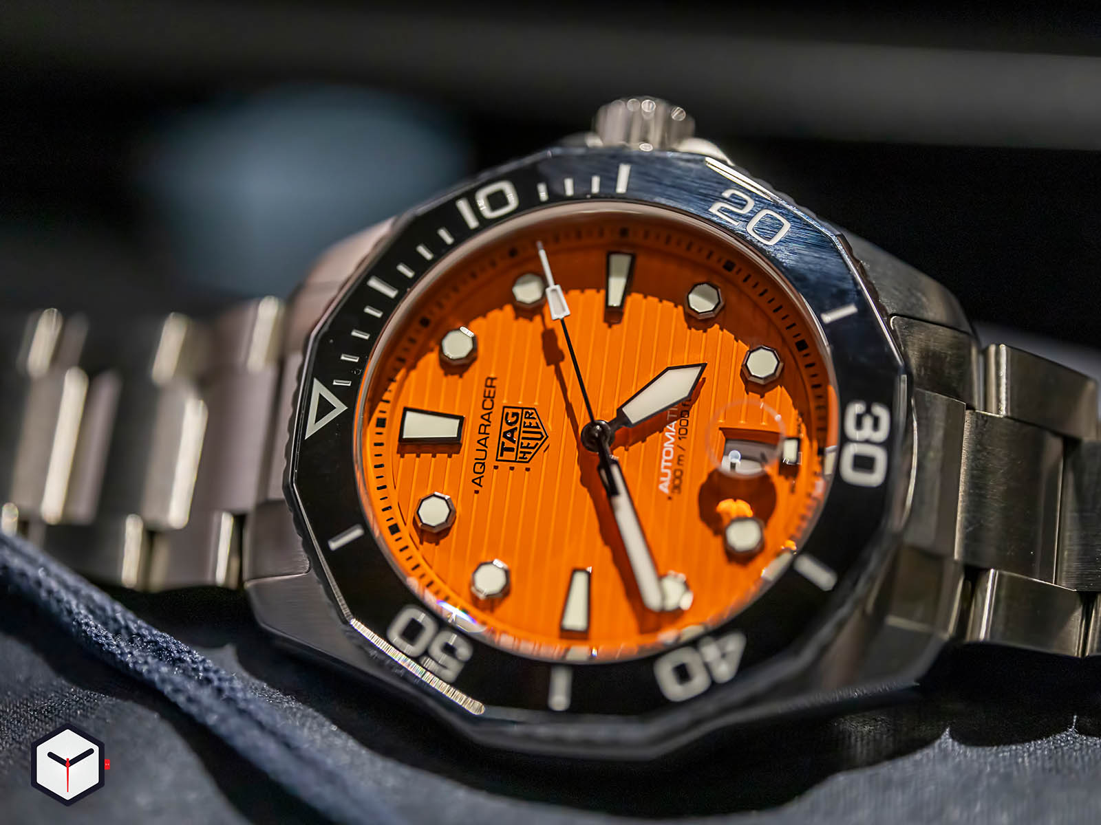 tag-heuer-aquaracer-professional-300-orange-diver-1.jpg