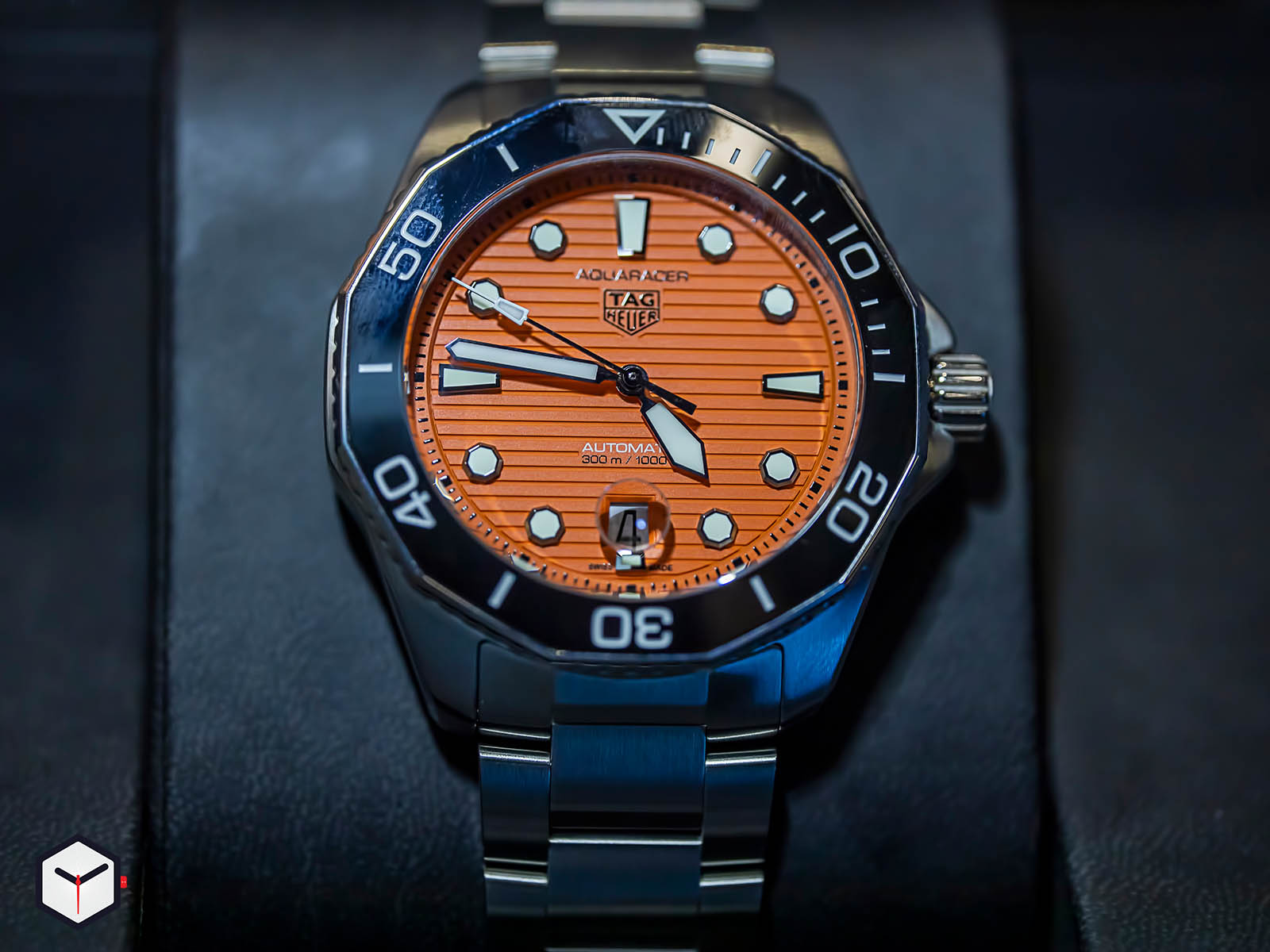 tag-heuer-aquaracer-professional-300-orange-diver-2.jpg