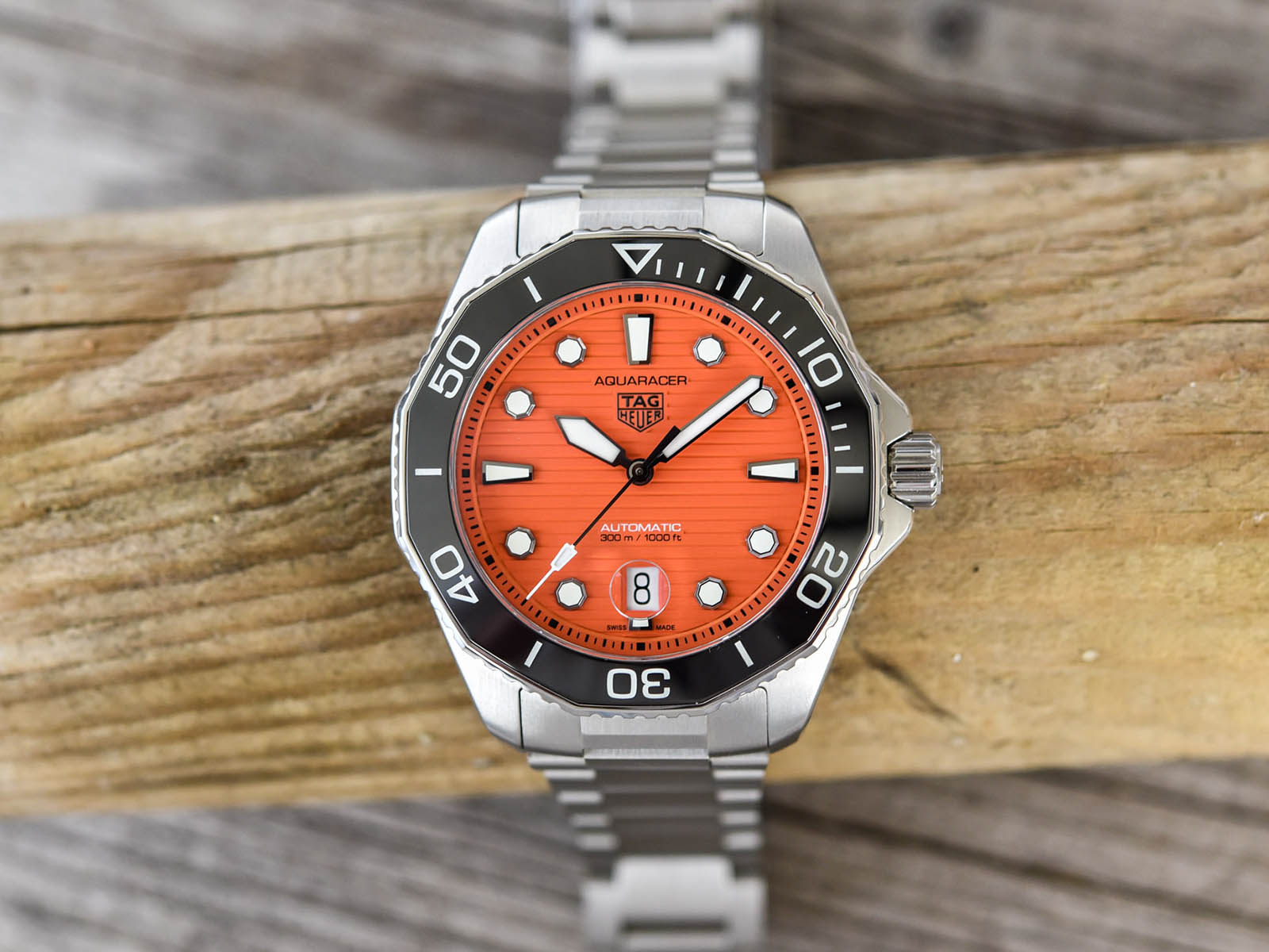 tag-heuer-aquaracer-professional-300-orange-diver-3.jpg