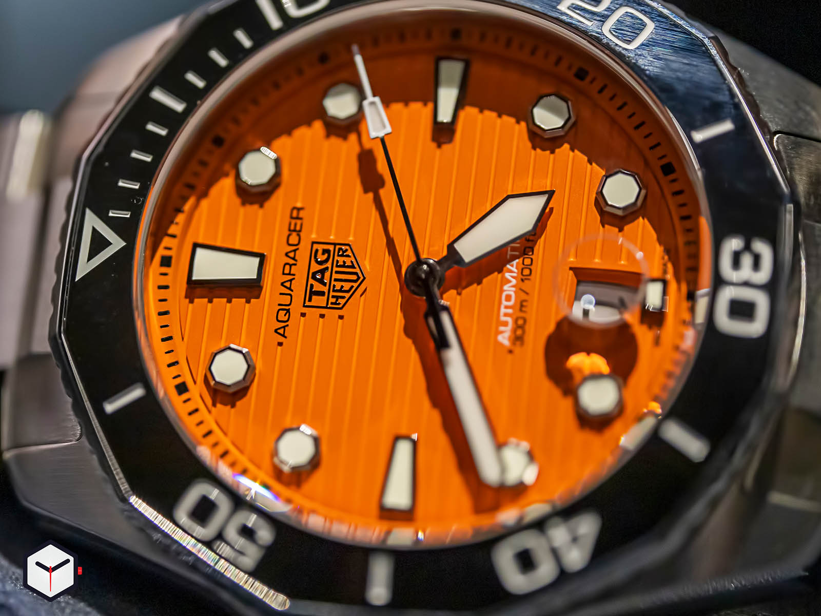 tag-heuer-aquaracer-professional-300-orange-diver-4.jpg