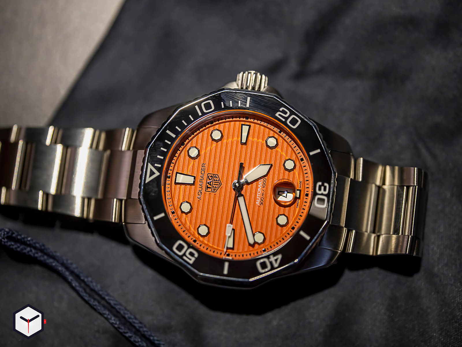 tag-heuer-aquaracer-professional-300-orange-diver-5.jpg