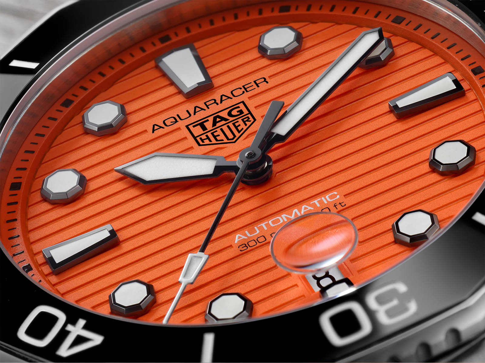 tag-heuer-aquaracer-professional-300-orange-diver-6.jpg