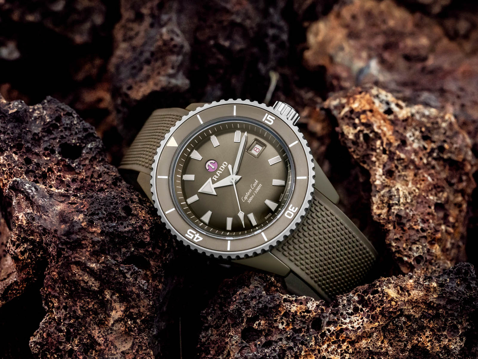 rado-captain-cook-high-tech-ceramic-diver-4.jpg