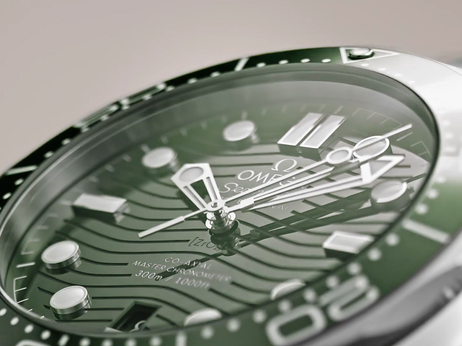 omega-seamaster-professional-diver-300m-green-2.jpg