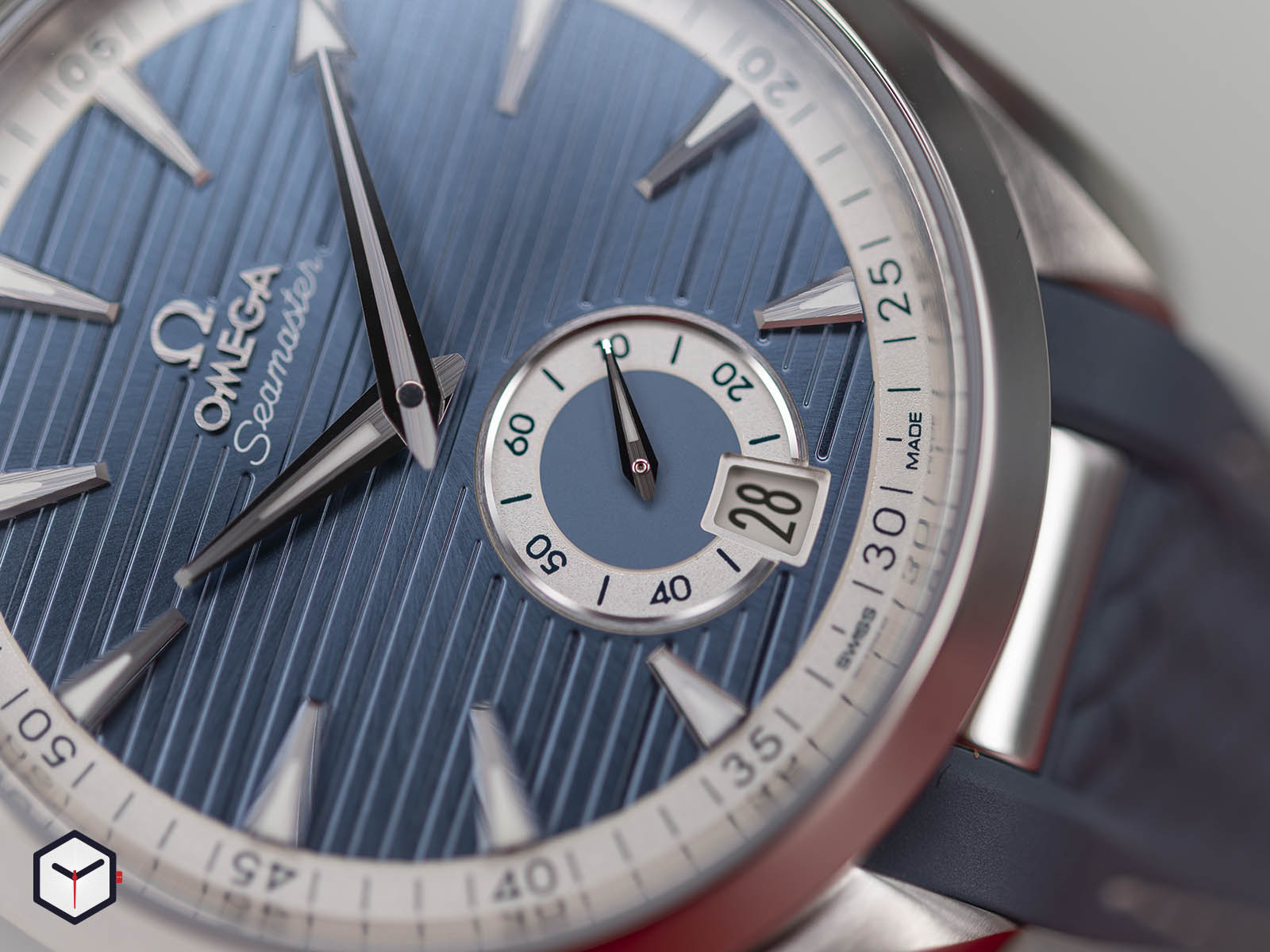 omega-aqua-terra-150m-co-axial-master-chronometer-small-seconds-41mm-4.jpg