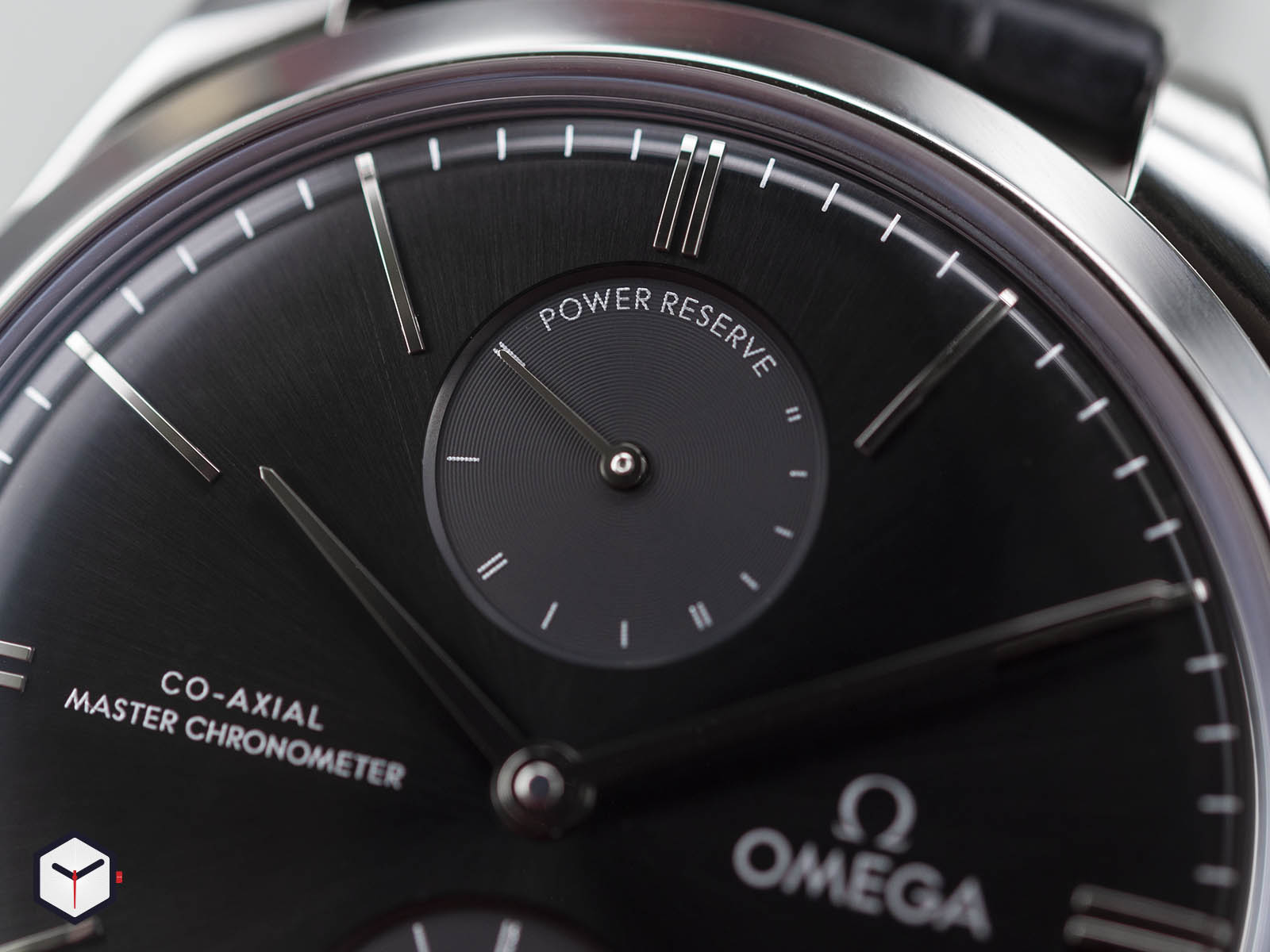 435-13-40-22-01-001-omega-de-ville-tresor-power-reserve-3.jpg