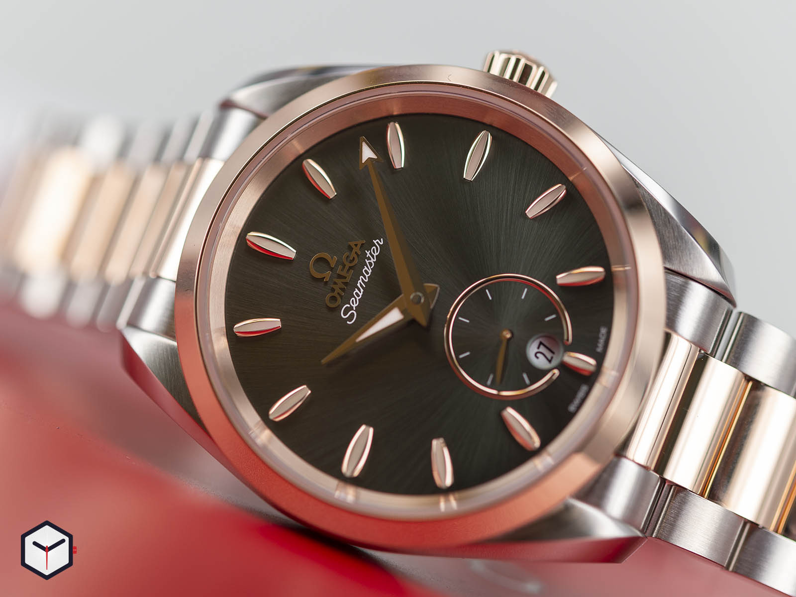 omega-seamaster-aqua-terra-150m-small-seconds-steel-sedna-gold-2.jpg