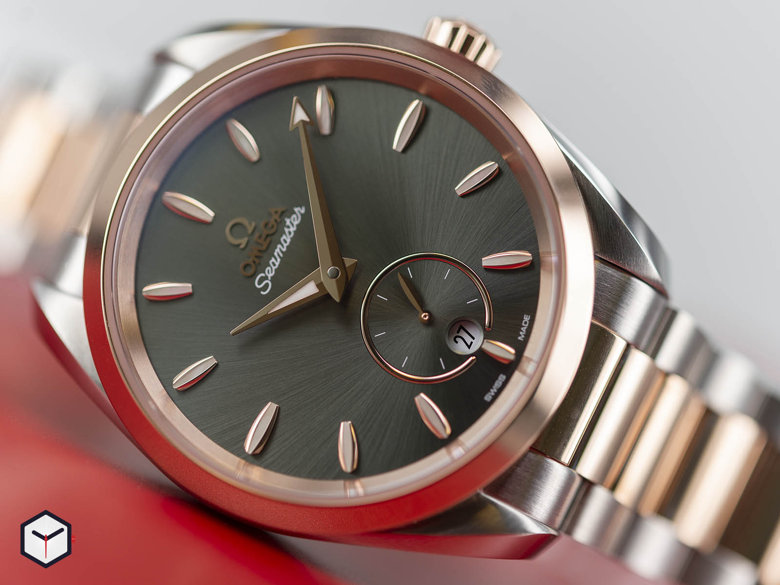 omega-seamaster-aqua-terra-150m-small-seconds-steel-sedna-gold-3.jpg