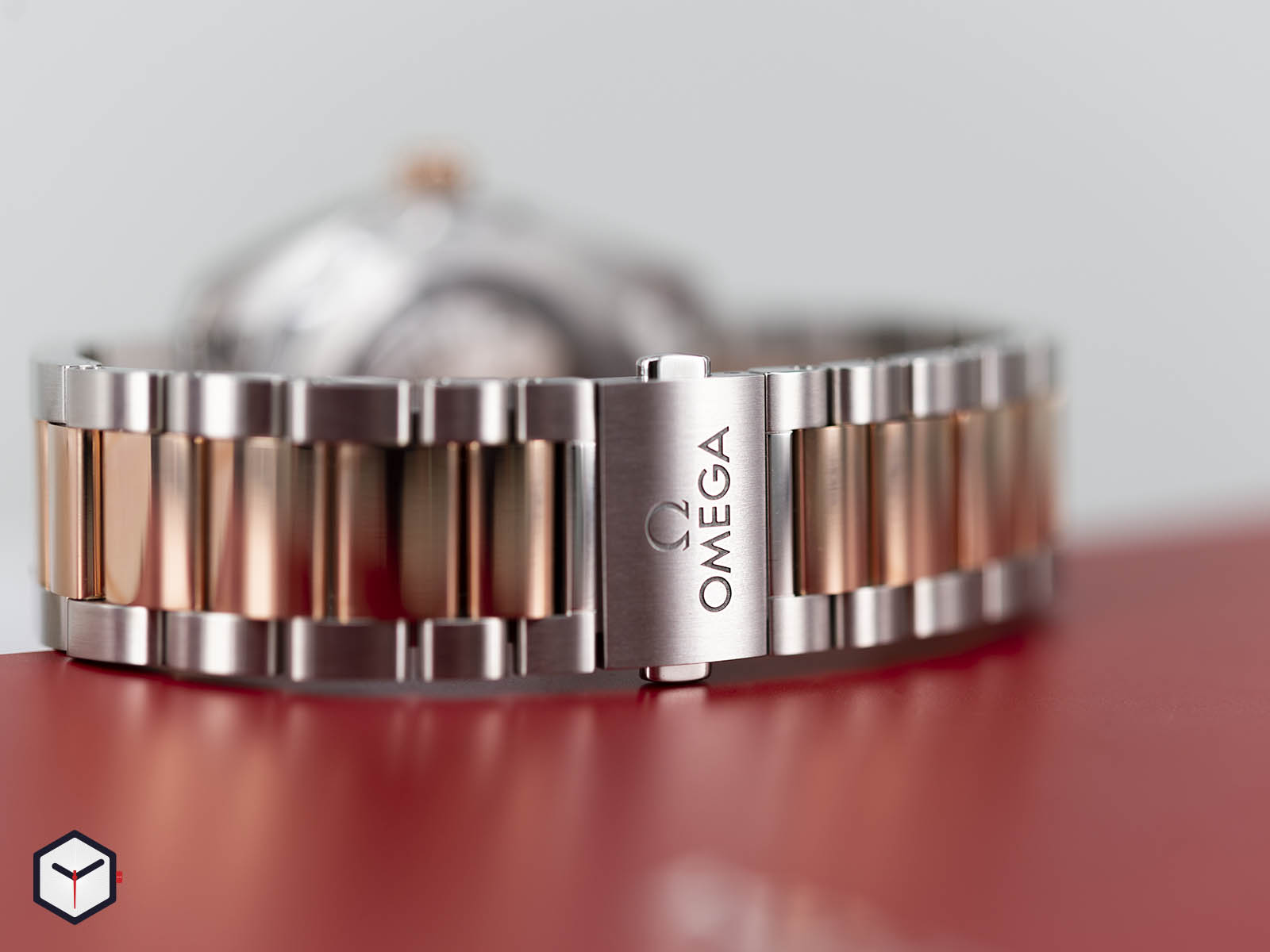 omega-seamaster-aqua-terra-150m-small-seconds-steel-sedna-gold-6.jpg