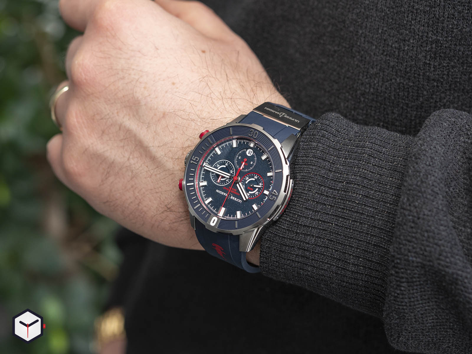 titanium-1503-170le-3-93-hammer-ulysse-nardin-diver-chronograph-44mm-hammerhead-shark.jpg