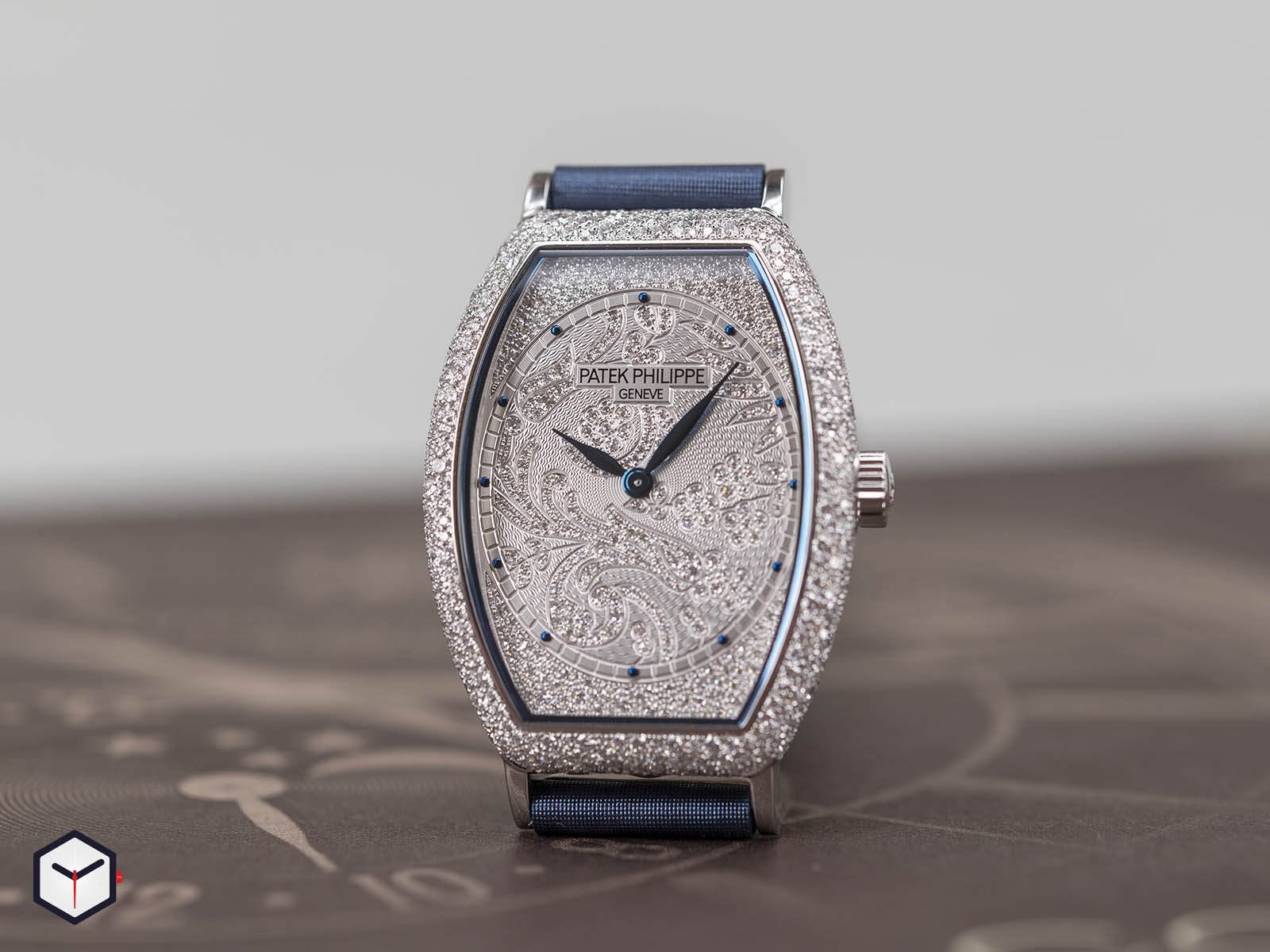 tonneau-type-cases-7099g-001-patek-philippe-blue-gondolo.jpg