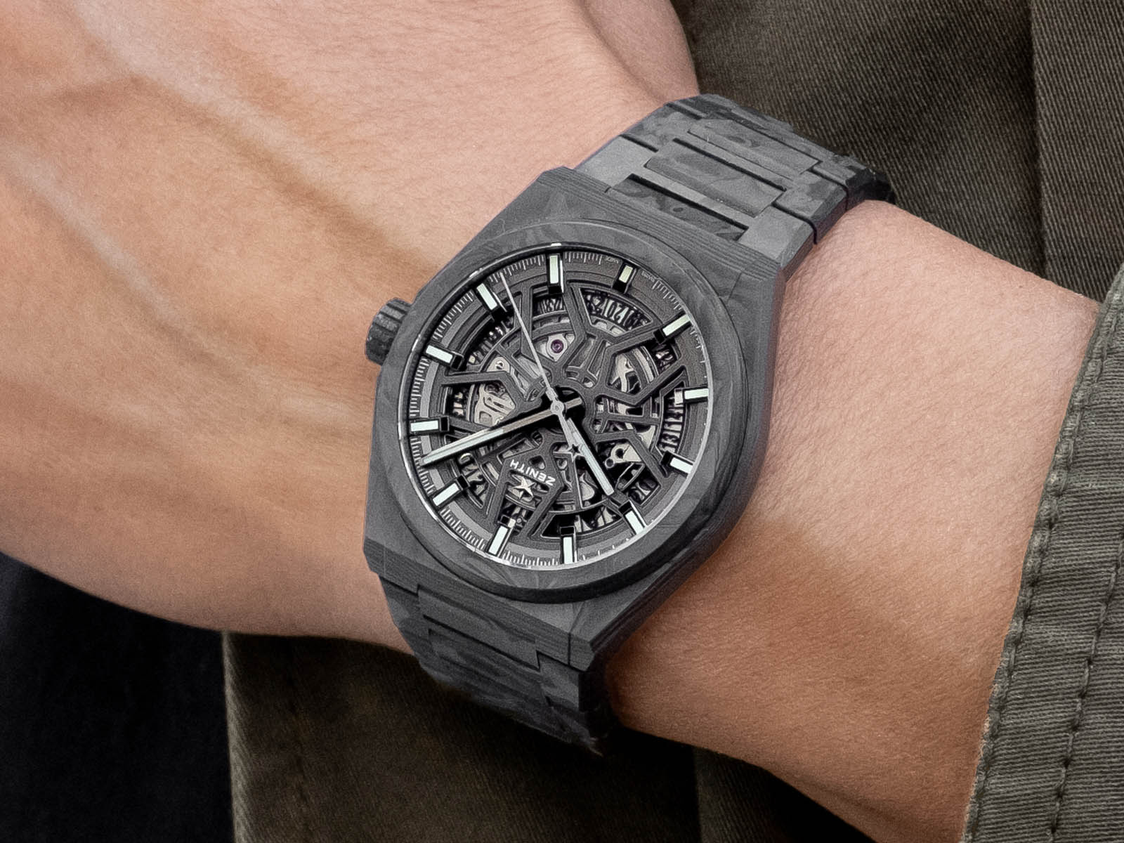 10-9001-670-80-m9000-zenith-defy-classic-carbon-4.jpg