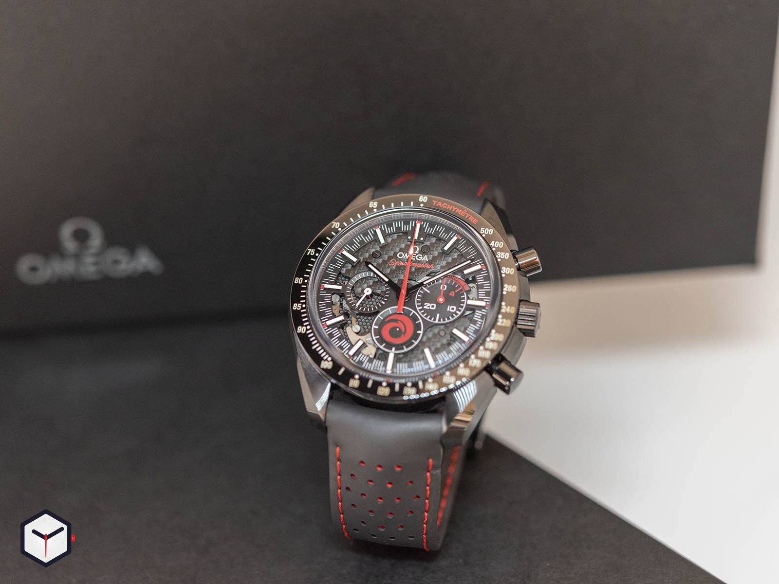 omega-speedmaster-dark-side-of-the-moon-alinghi-1.jpg