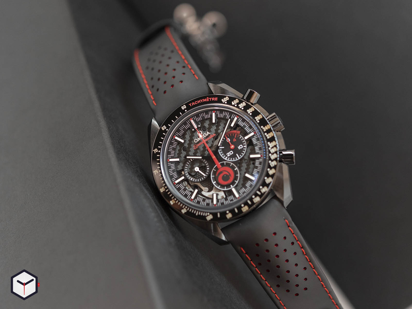 omega-speedmaster-dark-side-of-the-moon-alinghi-6.jpg