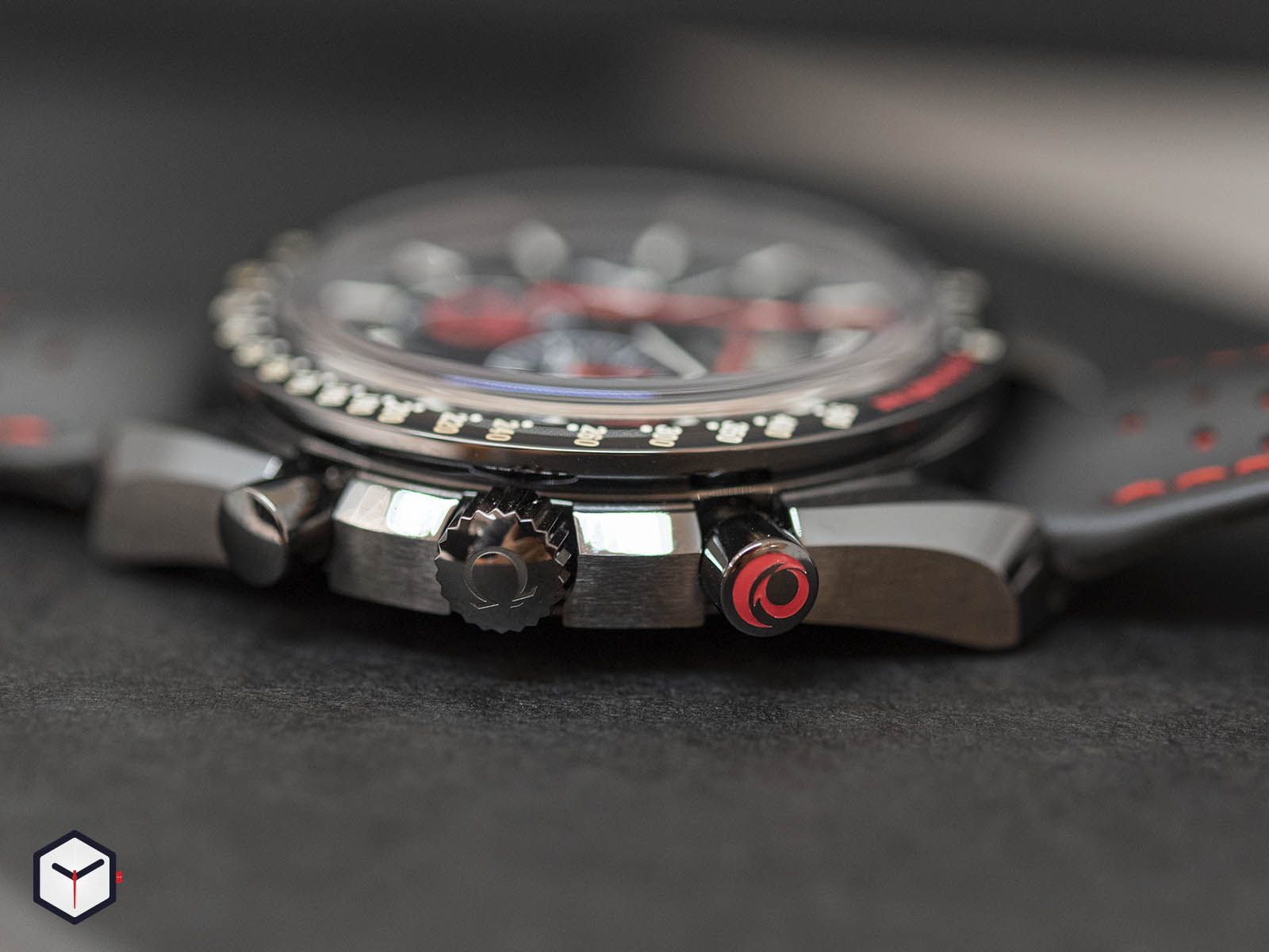 omega-speedmaster-dark-side-of-the-moon-alinghi-4.jpg