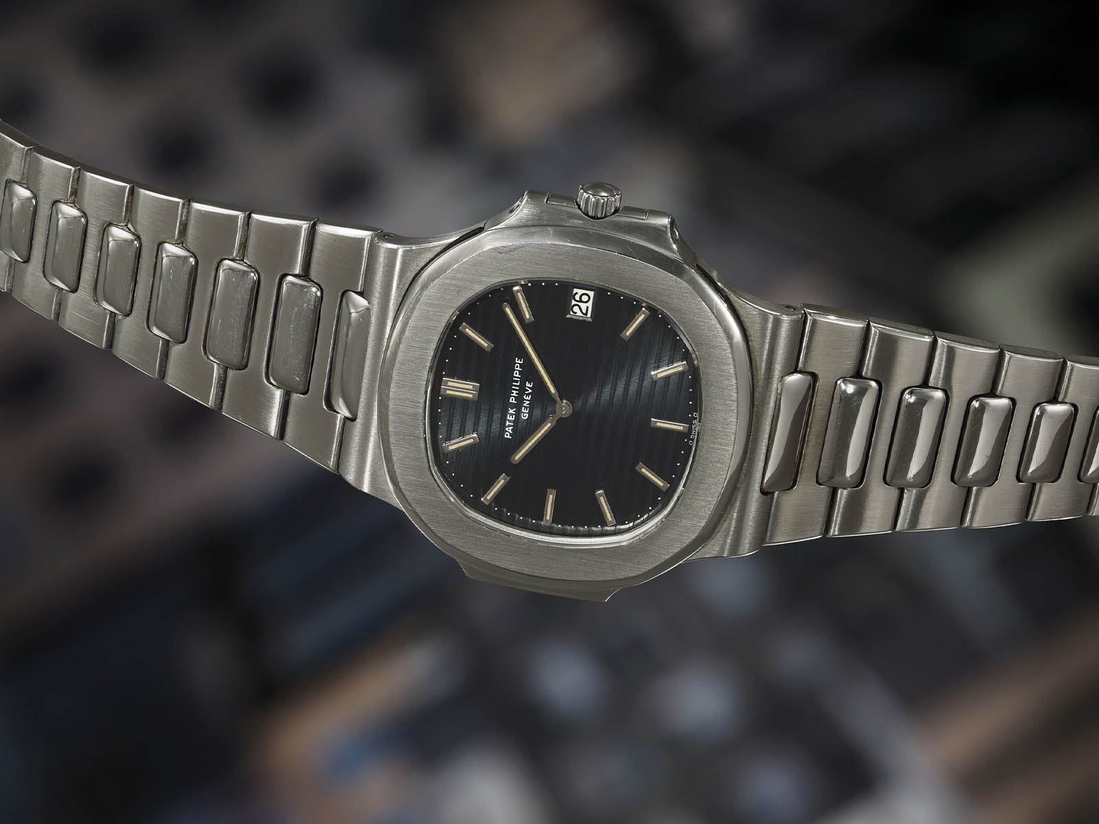 3700-001-patek-philippe-nautilus-jumbo.jpg