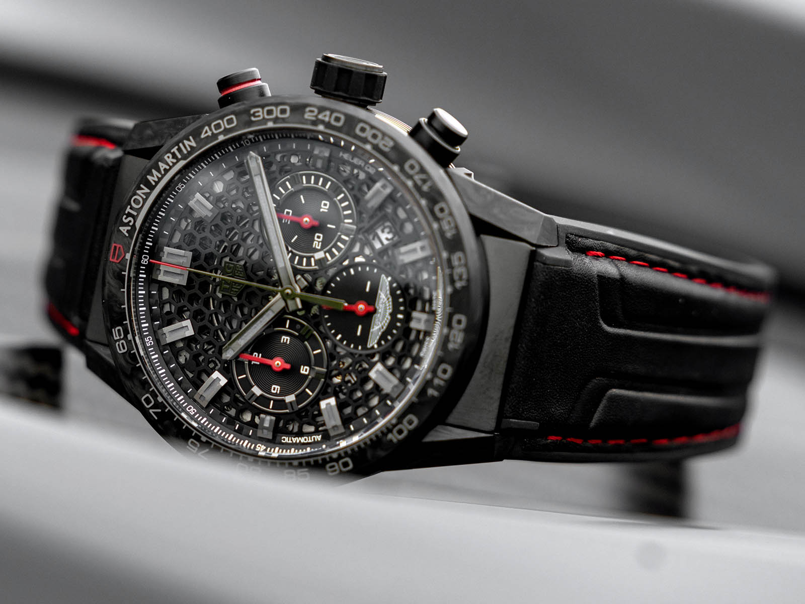 cbg2080-ft6165-tag-heuer-carrera-heuer-02-aston-martin-dbs-edition-2.jpg