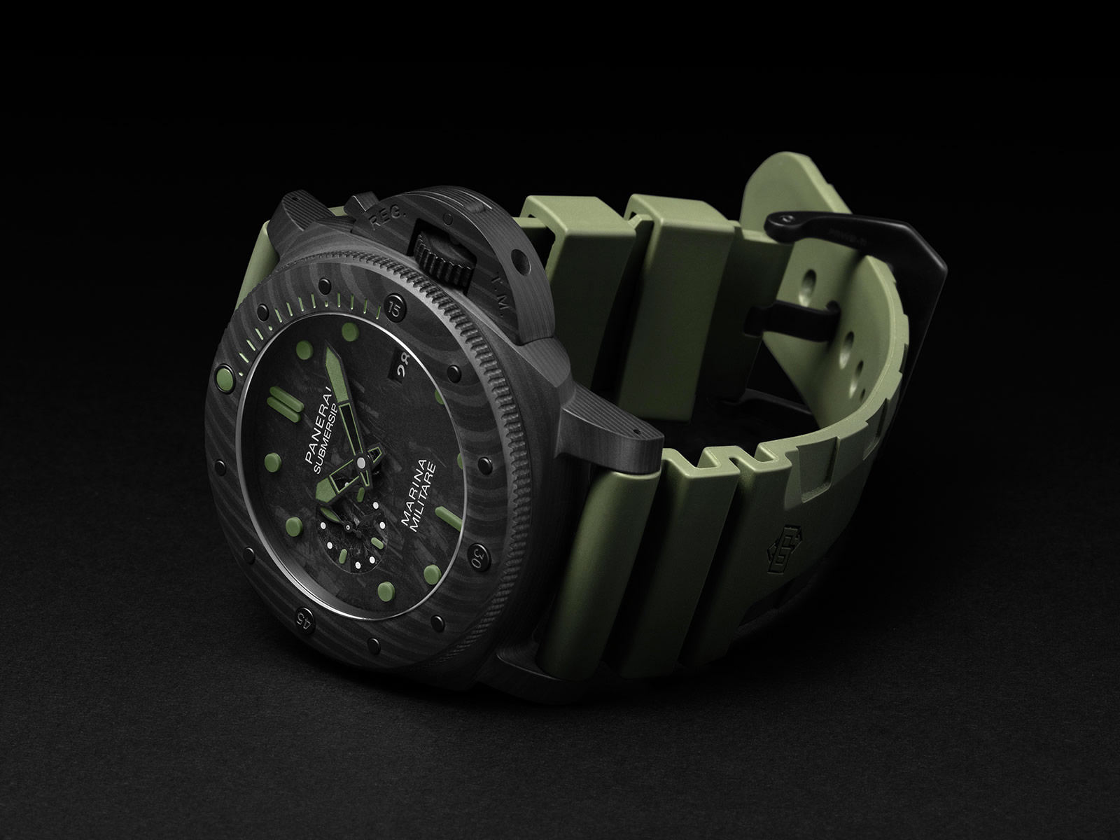 pam00961-officine-panerai-submersible-marina-militare-carbotech-1-.jpg