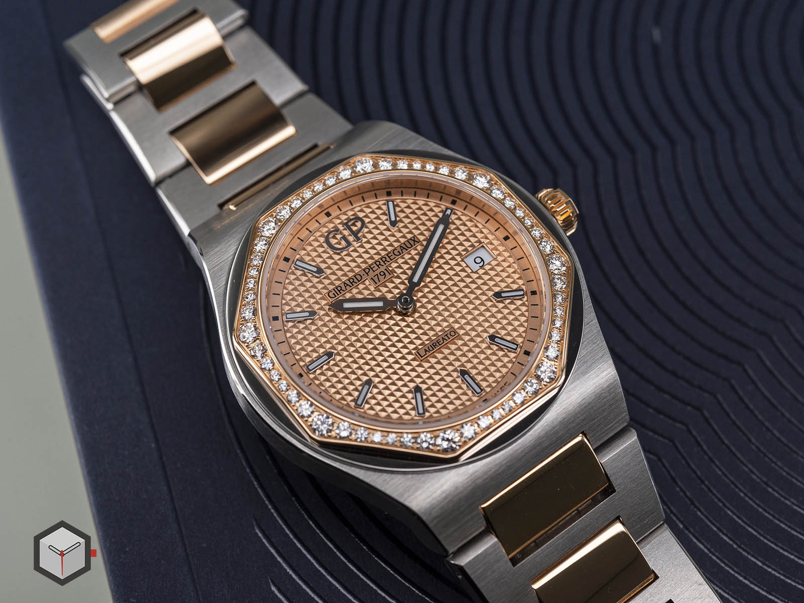 80189d56a331-56a-girard-perregaux-laureato-34-mm-3.jpg