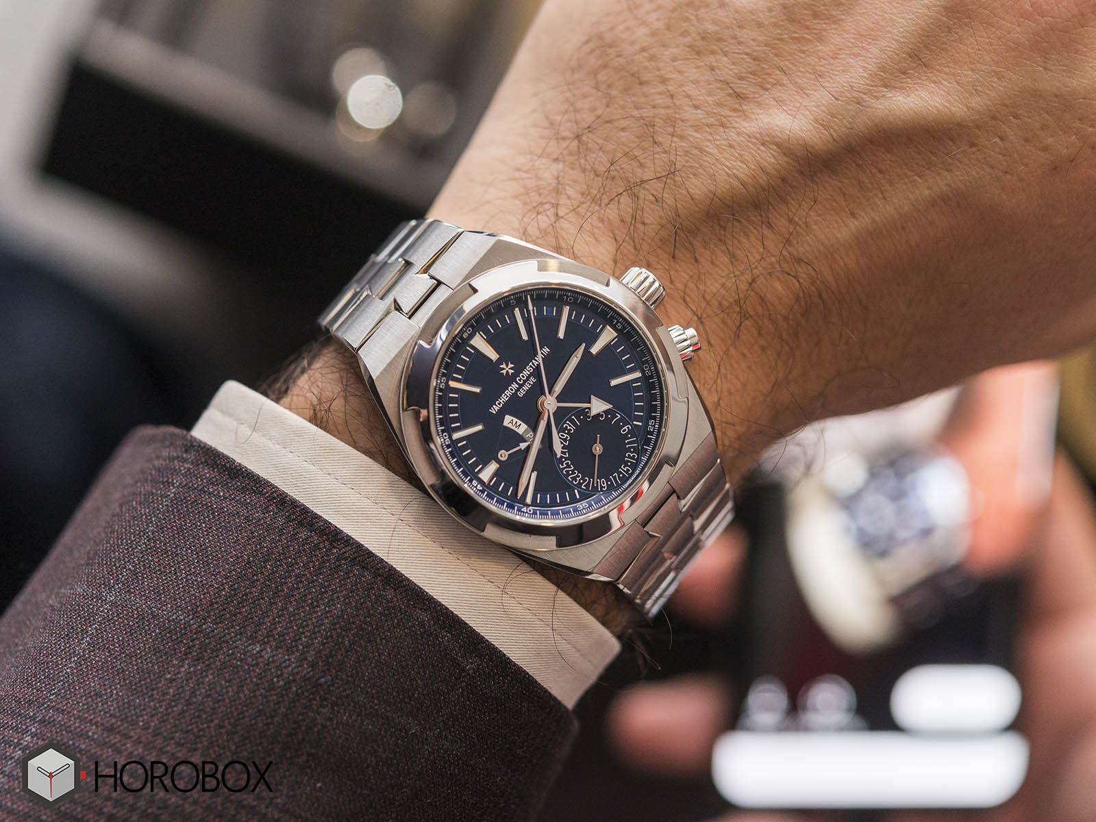 7900v110a-b334-Vacheron-Constantin-Overseas-Dual-Time-Sihh-2018-1.jpg