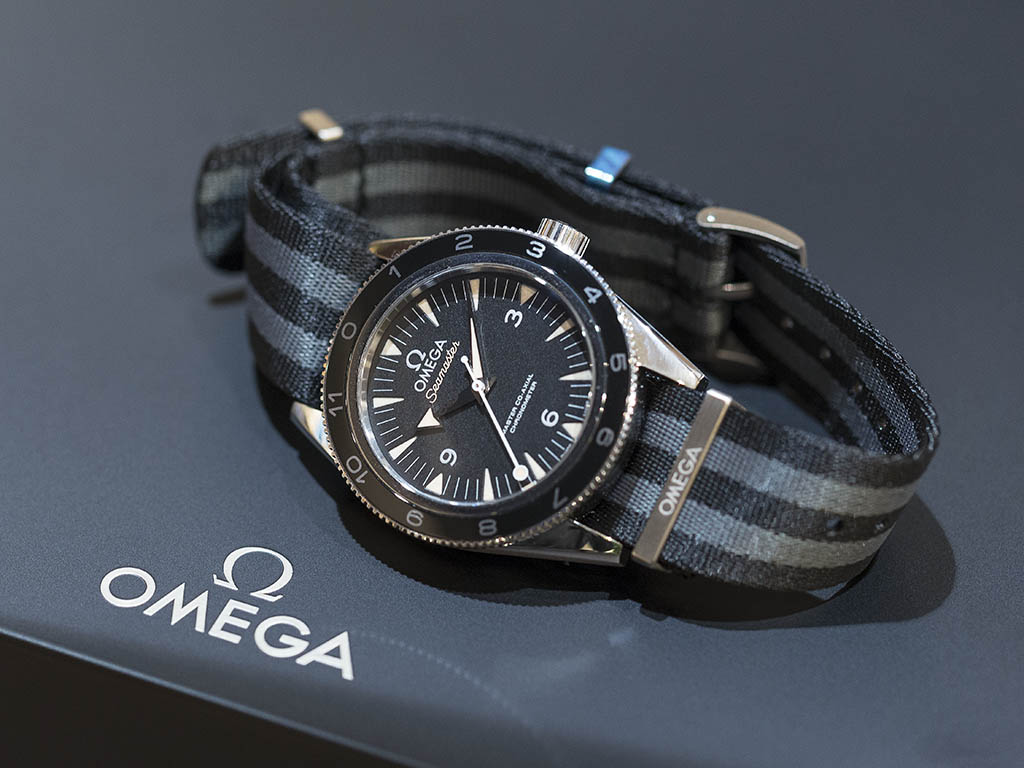 SEAMASTER_300_OMEGA_MASTER_CO-AX-AL_41-MM_-22SPECTRE-22_Limited_Edition_233-32-41-21-01-001_3.jpg